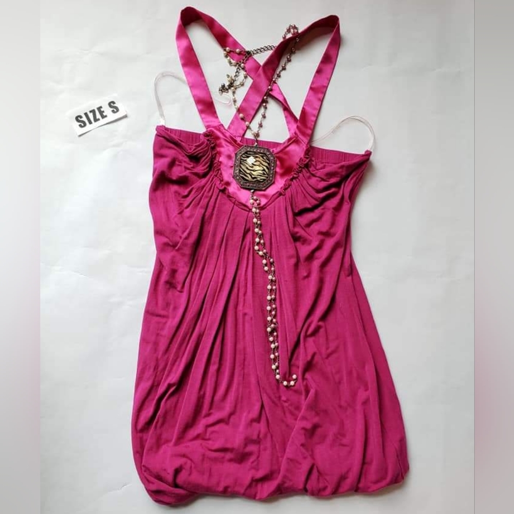 Boutique top in pink with Zebra pendant and pearl like accent